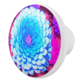 Söt Blue Zinnia i Lila Summer Garden Knopp