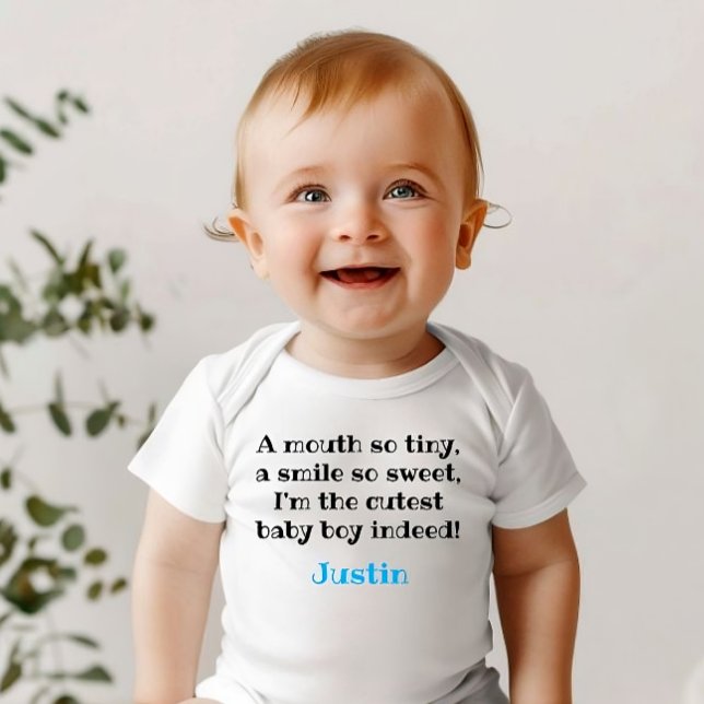 Söt bodydräkt med citat från pojke och namn. t shirt (Custom baby boy bodysuit: cutest baby boy indeed)