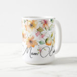Söt Boho Orange Rosa Watercolor Wildblomme mamma Kaffemugg<br><div class="desc">Romantisk söt boho wildblommor - Best Mamma nånsin. Perfekt för vår, sommar- eller fallhändelser. Vackra målarter för land, boho, trädgård och blommigt tillfälle. Om du vill börja ändra namn och händelseinformation klickar du på "Anpassa den här mallen" och redigerar ordalydelsen i mallrutorna. Om du vill komma åt det mer avancerade...</div>