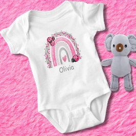 Söt Boho Rosa Regnbåge med Nyckelpigor Monogram T Shirt