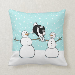 Söt Border Collie-valp på vinterlov med snömannen Kudde