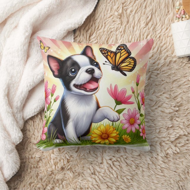 Söt Boston Terrier-valp som leker med fjäril  Kudde (Filt)