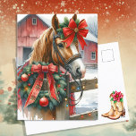 Söt Brown Horse i Red Bow jul Helg Vykort<br><div class="desc">Personlig julkort. En söt brun häst med en söt röd båge bakom ett rostfritt trästängsel med en festlig vind på den. I bakgrunden är en gammal,  rustik röd lada. Baksidan av vykortet har ett sött par cowboystövlar med en poinsettia på dem tillsammans med ditt eget personlig-meddelande.</div>