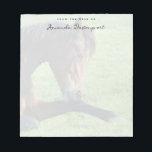 Söt Brown Horse Lutning i Grass Anteckningsblock<br><div class="desc">Ett anteckningsblock med ett vackert foto med en vacker brunbjörn som lägger sig i gräset,  tittar fredligt och innehåll.</div>