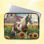 Söt Brown och White Horse på Rustic Farm Laptop Fodral<br><div class="desc">Söt brun,  vit och svart fläckig Pinto-häst som står framför en gammal rustisk lada omgiven av solblommor när sol stiger i gryningen.</div>