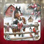 Söt Brown och White Horse Rustic Farm jul Fyrkantigt Klistermärke<br><div class="desc">Julklistermärken. En vattenfärgad illustration av en scen på en rustik gård med en brun och vit målad eller rolig häst och kardinaler och ett trästängsel som dekoreras i gräs på koner,  bär och trädgård en vinterdag.</div>
