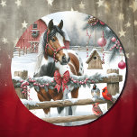 Söt Brown och White Horse Rustic Farm jul Runt Klistermärke<br><div class="desc">Julklistermärken. En vattenfärgad illustration av en scen på en rustik gård med en brun och vit målad eller rolig häst och kardinaler och ett trästängsel som dekoreras i gräs på koner,  bär och trädgård en vinterdag.</div>