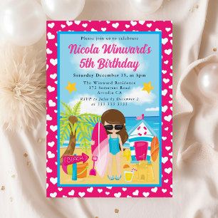 Söt brunhårig flicka strand barn födelsedag inbjudningar