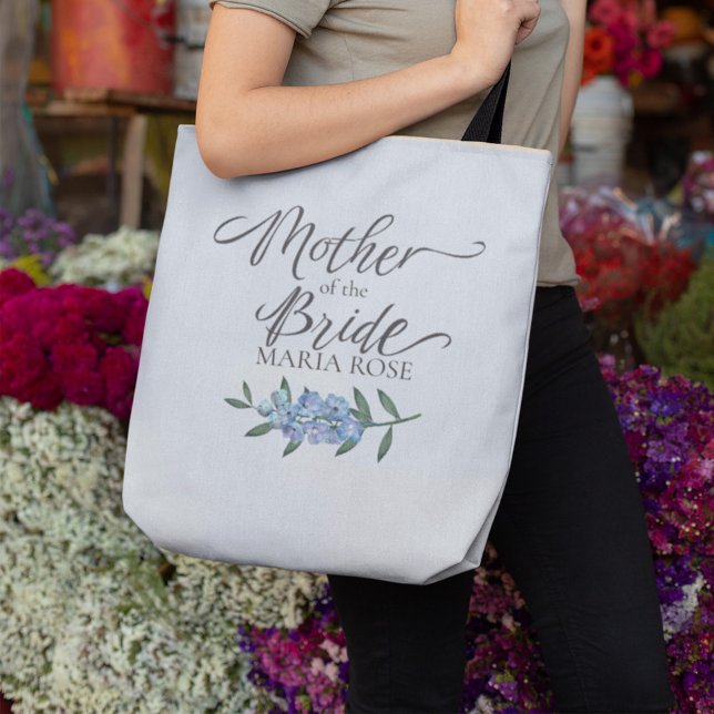 Söt Budens mamma Blommigt Personlig Tygkasse (Mother of the Bride personalized wedding tote bag featuring elegant calligraphy script and blue flor)