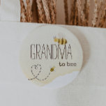 Söt Bumblebee Baby Shower Grandma to Bee Button Knapp<br><div class="desc">Vi presenterar vår babyduschmorma för fobi till knapp, perfekt för en underbar firande i gender neutralt! Den här glatta designen har ett vackert humletema med söta hjärthärdar och skapar en viskös, boho-inspirerad vattenfärgsscen som är perfekt för att på ett glatt sätt välkomna en liten pojke eller flicka. Om du har...</div>