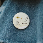 Söt Bumblebee Baby Shower Pappa to Bee Button Knapp<br><div class="desc">Vi presenterar vår lilla babydusch pappa till biknapp, perfekt för en trevlig firande i gender-neutralt! Den här glatta designen har ett vackert humletema med söta hjärthärdar och skapar en viskös, boho-inspirerad vattenfärgsscen som är perfekt för att på ett glatt sätt välkomna en liten pojke eller flicka. Om du har några...</div>