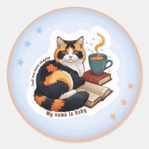Söt Calico Katt som Läser Bok & Kaffe Personliggjo Runt Klistermärke