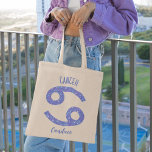 Söt Cancer Astrology Personlig Birthday Tygkasse<br><div class="desc">Denna söt,  personligens lila och lavender Cancer i väskan har ditt astrologiska tecken från Zodiac i en vacker gnistra som de här konstellationerna. Anpassa den här söta presenten med ditt namn i ett vackert kursivt skript för någon med en sen Juldag i juni eller tidigt i juli.</div>