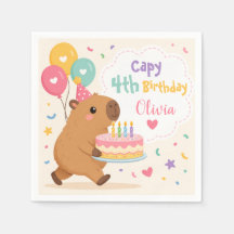 Söt Capybara-flicka firar 4-årsdag med rosa tårta