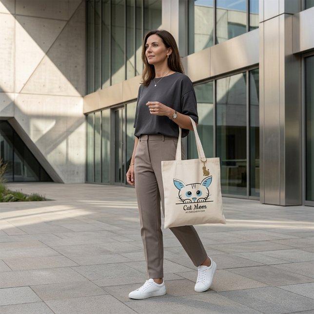 Söt Cat Mom-handväska Tygkasse (Cute cat mom tote bag styled in a modern editorial everyday fashion setting)