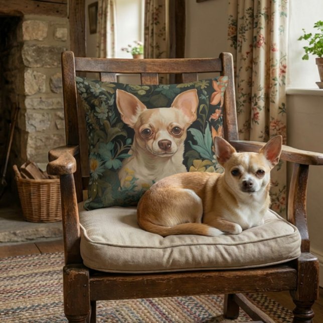 Söt chihuahua i en trädgård i William Morris-stil Kudde (Skapare uppladdad)