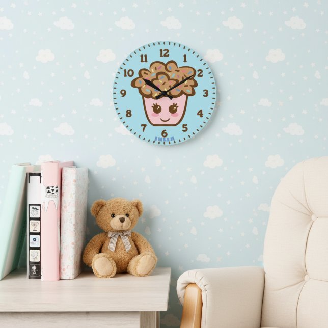 Söt Cupcake Nurseries Väggtur med Namn Stor Klocka (Cute cupcake wall clock. Lovely accent for nursery or kid's room.)