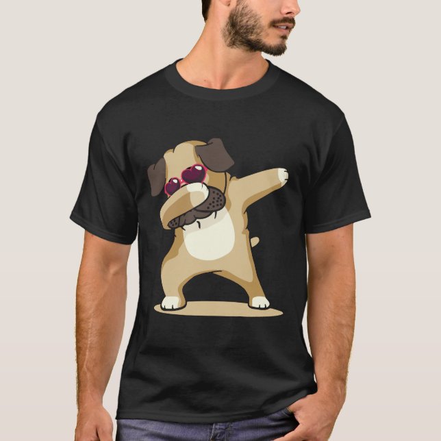 Söt Dabbing Mops Klassisk  731 T Shirt (Framsida)