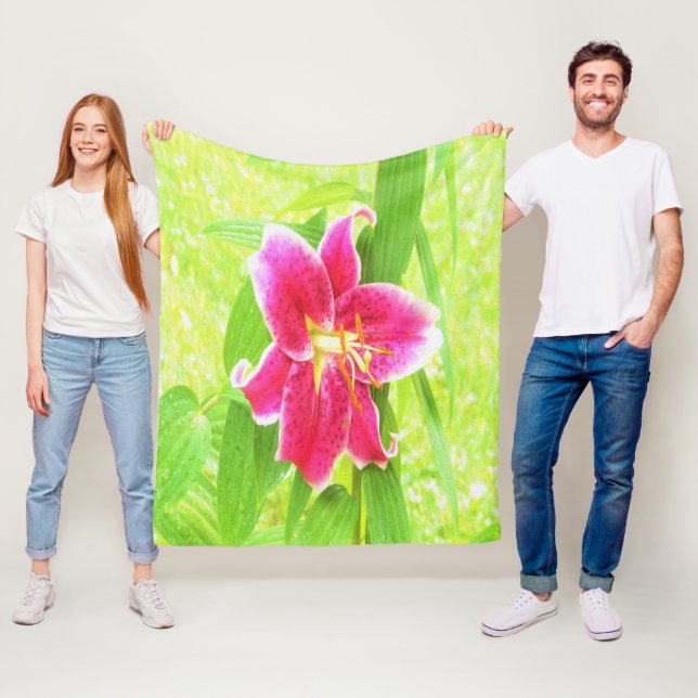 Söt Deep Rosa Stargazer Lily on Lime Green Fleecefilt (På plats)