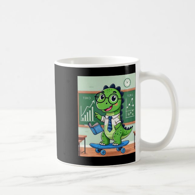 Söt dinosaurielärare skateboardar i klassrummet  kaffemugg (Höger)