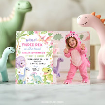 Söt dinosaurietunge flicka Tre Rex födelsedagsfoto