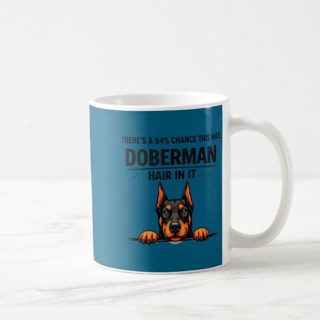 Söt Dobermann Pinscher Hundmamma som fäller Kaffemugg (Höger)