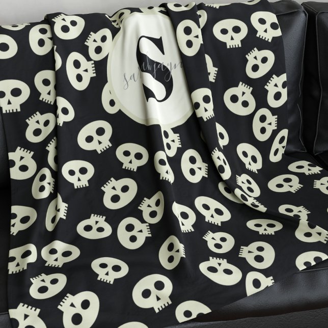 Söt dödskalle-mönstrad monogram svart fleecefilt (Add your initial and or name to this cute skull pattern blanket. Perfect for snuggles!)