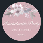 Söt Dusty Rosa Blommigt Bachelorette Sticker Runt Klistermärke<br><div class="desc">Söt Dusty Rosa Blommigt Bachelorette Sticker För samlingen,  besök Niche and Nest store = Matching Inbjudan och mer design från: https://www.etsy.com/shop/SmallHouseBigPony</div>