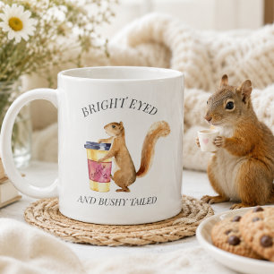 Söt ekorre med klara ögon och yvig svans kaffemugg