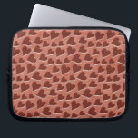Söt Embedded Red Hearts Mönster Rosa Laptop Sleeve<br><div class="desc">En söt mönster av skiftande röda hjärtan på en rosa,  något sned bakgrund. För alla som tittar för ett sött,  vackert laptop sleeve för Alla hjärtans dag eller hela året.</div>