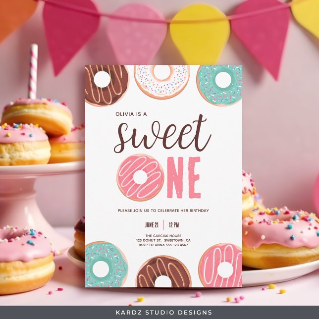 Söt en Donut-flicka 1:a födelsedagen Inbjudningar (Invite shown in 5 x 7 in. with square corners, personalize and choose style and paper before buying.)