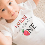 Söt en jordgubbsbädd 1:a födelsedag t shirt<br><div class="desc">Fira i stil med det här trendiget,  första födelsedag t-shirt. Utformningen är enkel att anpassa med din egen formulering och din lilla kommer att bli glad över att bära den här t-shirten för att fira deras första födelsedag. Matchande objekt finns i samlingen.</div>