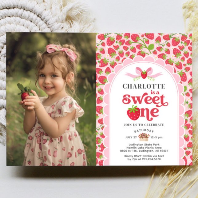 Söt en jordgubbsinbjudan 1:a födelsedag Fotoinbjud Inbjudningar (Sweet One Strawberry 1st Birthday Photo Invitation)