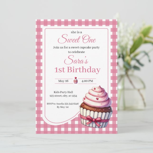 Söt En Rosa Cupcake Flickas 1-års Födelsedagsfest  Inbjudningar (Stående Fram)