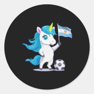 Söt enhörning med argentinska rötter spelar fotbol runt klistermärke