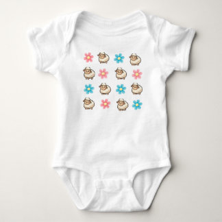 Söt får rosa och blå blommig anpassat namn baby t shirt