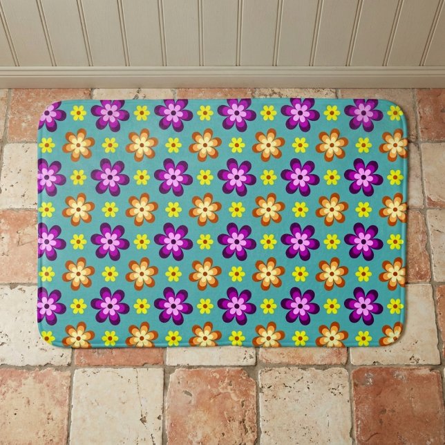 Söt färgglad retroblommig badrumsmatt medellång badrumsmatta (Top down view of Cute Colorful Retro Flowers Medium Bath Mat laying on tile floor.)