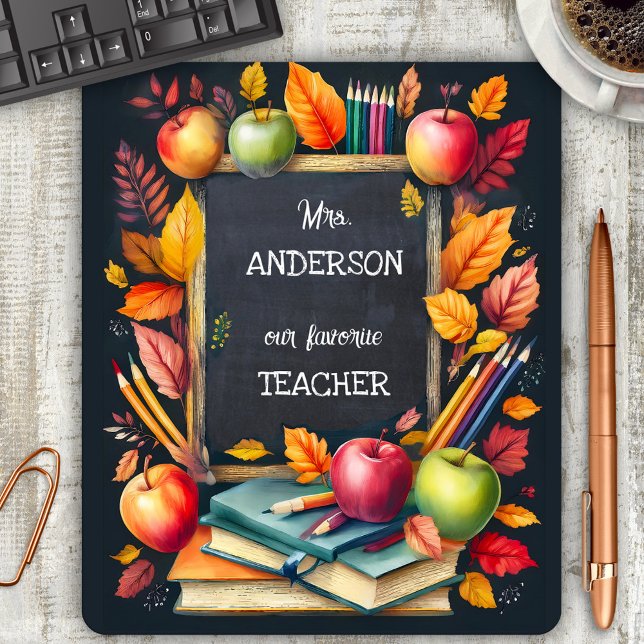 Söt färgglad tacksamhet för lärare musmatta (Mouse pad showing a blackboard/chalkboard framed by books, apples, pencils and colorful fall leaves)
