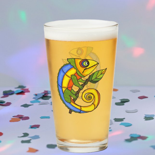Söt färgrik ödla på gren Stora ögon Glaskopp (Fantasy lizard in multiple bright colours holding leaf on twig on drinking glass.)