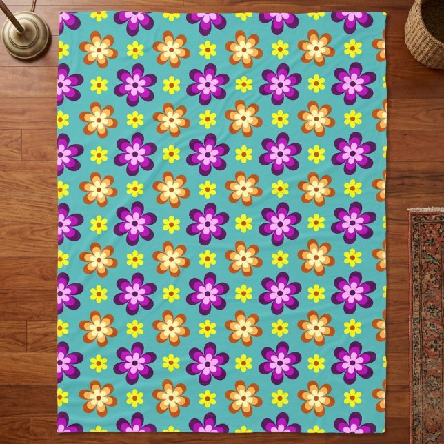 Söt Färgrik Retro Blommor Stor Fläskfilt Fleecefilt (Top down view of Cute Colorful Retro Flowers Large Fleece Blanket on hardwood floor.)
