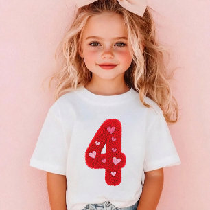 Söt Fjärde Födelsedagsflicka Hjärtan Röd Fluffig T Shirt