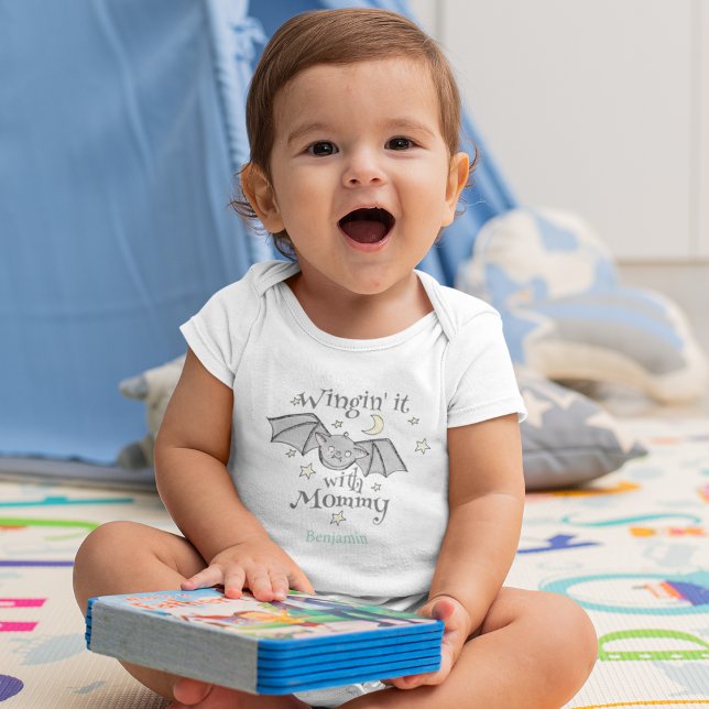 Söt fladdermus bebis pojke Halloween T Shirt (Cute "Wingin' it with Mommy" Baby Boy First Halloween Baby Bat with Custom Name in Blue Bodysuit.)