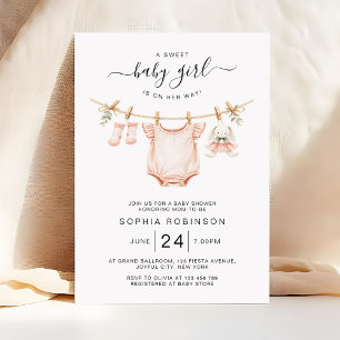 Söt flicka är på väg Klädstreck Baby Shower Inbjudningar