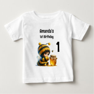 Söt flicka i bikostym med honung 1-årsdag t shirt