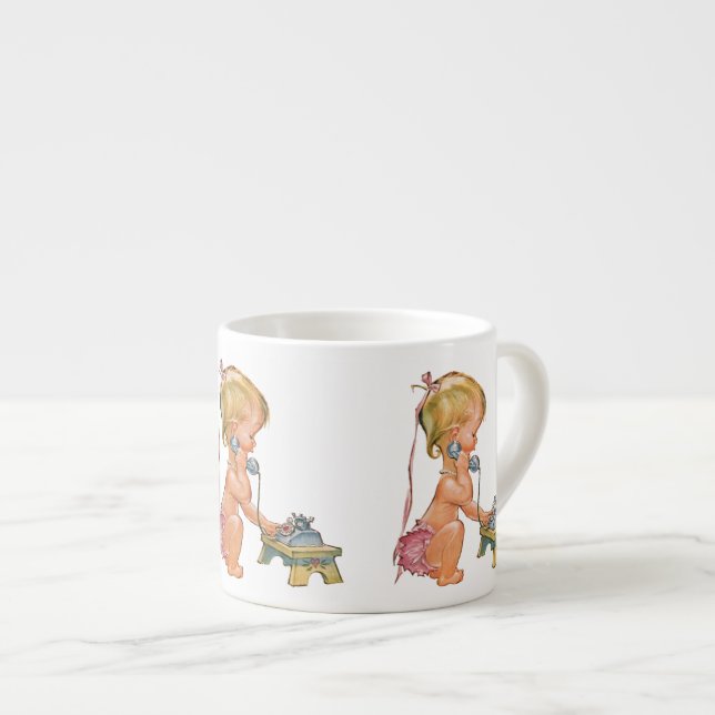 Söt flicka som talar i telefon espressomugg (Framsida höger)