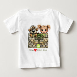 Söt flicka som tittar fram och söt hund som tittar t shirt