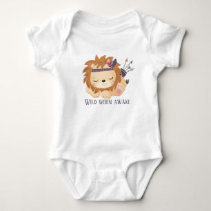 Söt flicka vild en lejon t shirt
