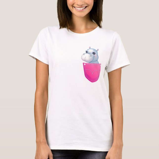 Söt flodhäst i en tryckt rosa ficka t shirt (Framsida)