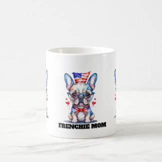 Söt fransk bulldog amerikansk flagga med hjärtan kaffemugg