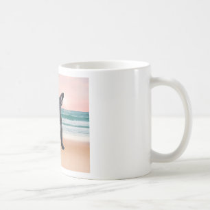 Söt fransk bulldogg strand sol vatten kaffemugg
